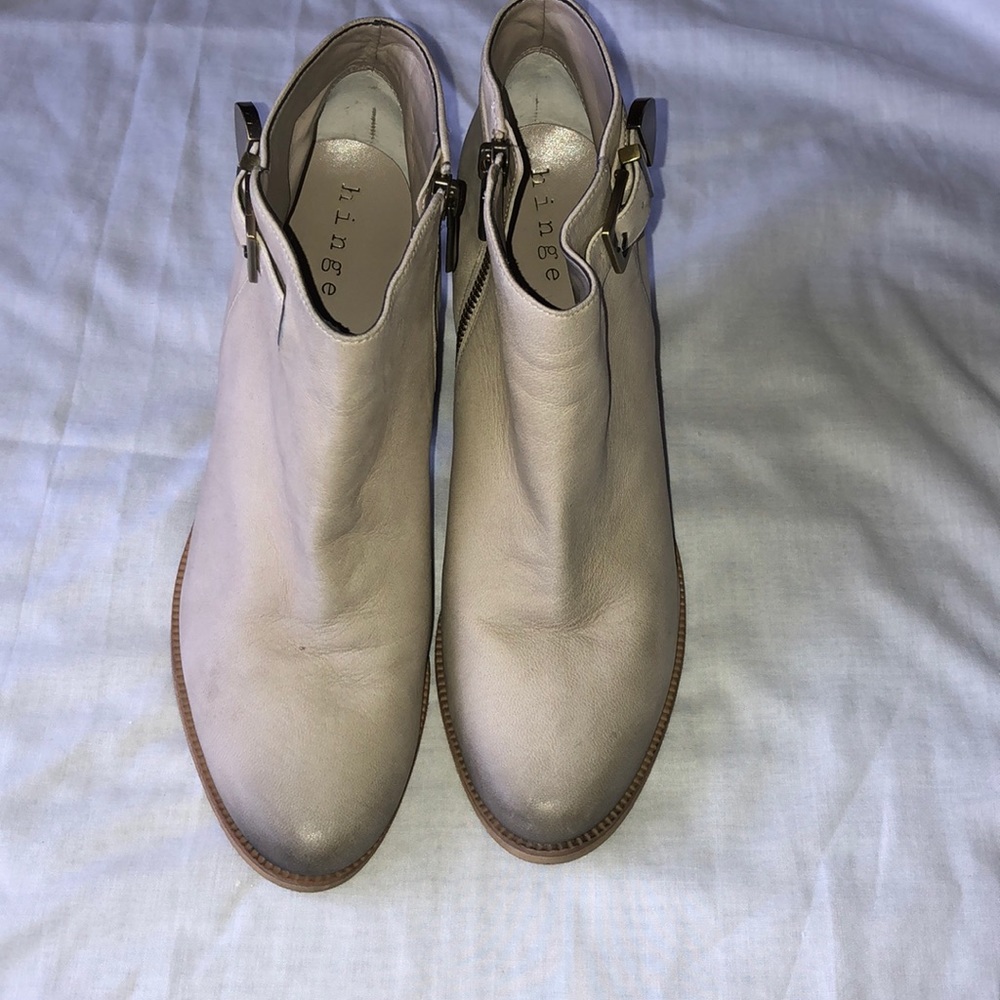 Hinge cream ankle booties